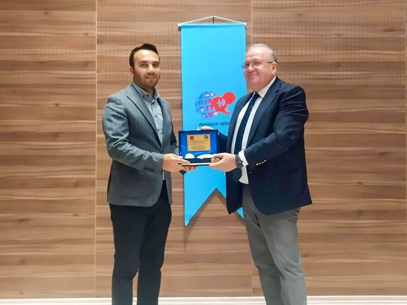 Cumhurbaşkanlığı Yerel Yönetimler ve Afat Politikaları Kurulu Üyesi Prof. Dr. Şükrü ERSOY (Deprem Gerçeği ve Yapılanma),  İstanbul Üniversitesi Siyasal Bilgiler Fakültesi Öğretim Üyesi Prof. Dr. Kıvanç ULUSOY (Hatay’ın Türkiye ve Bölge Coğrafyası İçin Önemi),  Harran Üniversitesi İlahiyat Fakültesi Öğretim Üyesi Prof. Dr. Celil ABUZER (İnsanî Değerler ve Ahlâk),  Çukurova Üniversitesi İktisadi ve İdari Bilimler Fakültesi Öğretim Üyesi Prof. Dr. Hakkı ÇİFTÇİ (Çağımızda Milli ve Manevi Değerlerin Önemi),  İstanbul ASİ-DER Başkanı Dr. Tevfik USLUOĞLU (Hatay’da Kültür ve Medeniyet),  Samsun Üniversitesi Tıp Fakültesi Öğretim Üyesi Prof. Dr. Ergin KARİPTAŞ (Depremin Neden Olduğu Hastalıklar ve Önlemi). Oturumun son kısmında konuşmacılar dinleyicilerin sorularını cevapladı.