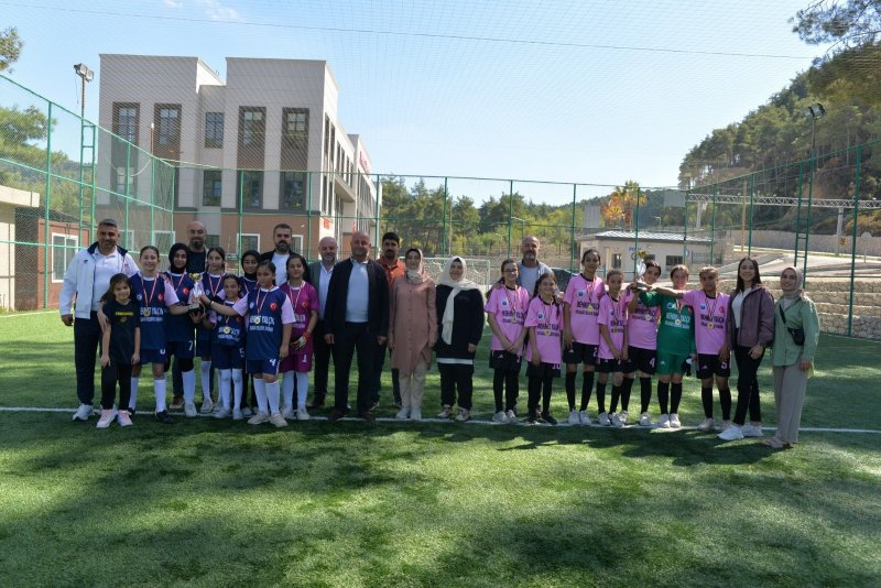 YAYLADAĞI’NDA KIZ ÇOCUKLARI YEŞİL SAHADA YARIŞTI