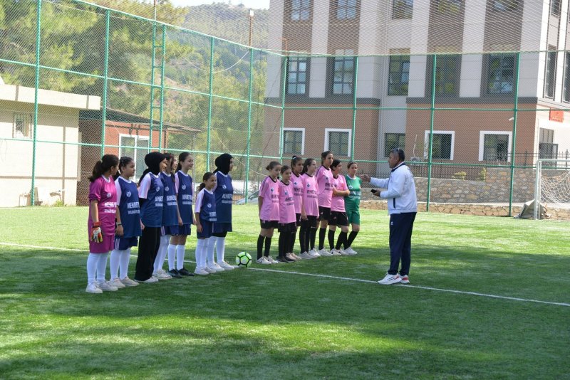 YAYLADAĞI’NDA KIZ ÇOCUKLARI YEŞİL SAHADA YARIŞTI