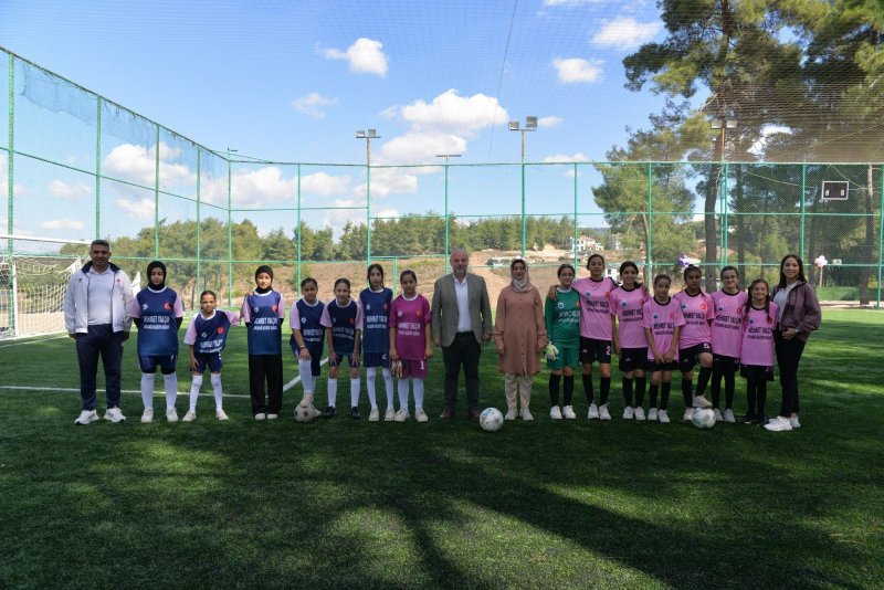 YAYLADAĞI’NDA KIZ ÇOCUKLARI YEŞİL SAHADA YARIŞTI