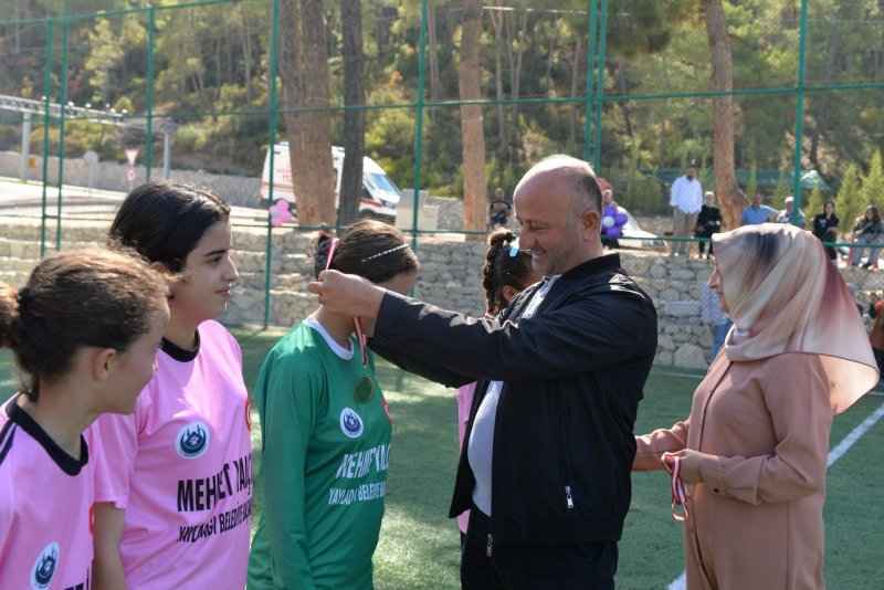 YAYLADAĞI’NDA KIZ ÇOCUKLARI YEŞİL SAHADA YARIŞTI