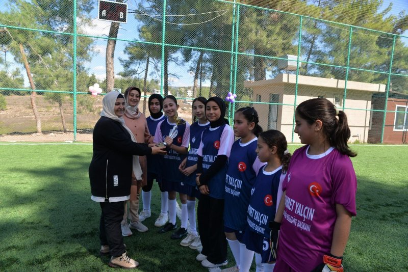 YAYLADAĞI’NDA KIZ ÇOCUKLARI YEŞİL SAHADA YARIŞTI