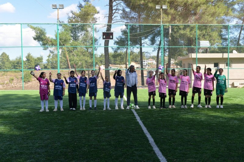 YAYLADAĞI’NDA KIZ ÇOCUKLARI YEŞİL SAHADA YARIŞTI