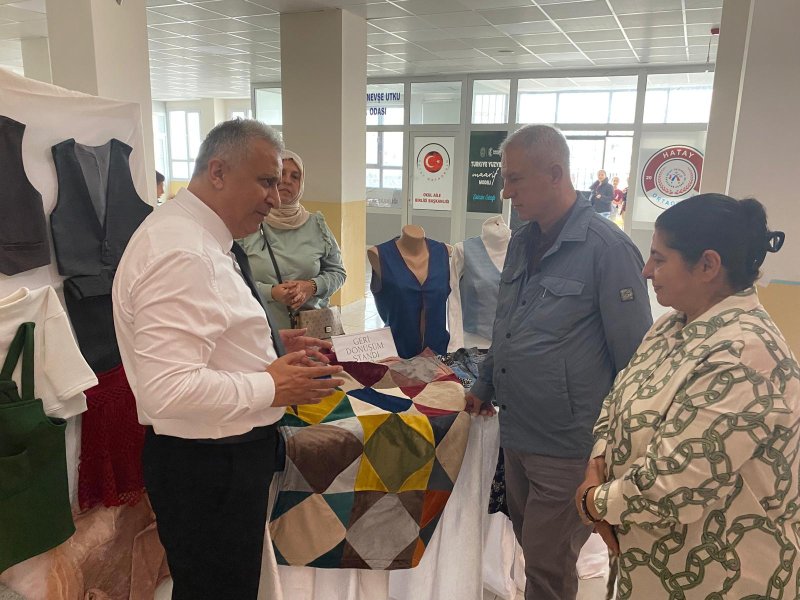 Sergiye; Antakya İlçe Milli Eğitim Müdür Vekili Halil İbrahim Bahadır, Şube Müdürleri Turan Aksu ve Hüdaverdi Yaylacı, Nedime Keser Halk Eğitim Merkezi Müdürü Mehmet Keskin, Kurslardan Sorumlu Müdür Yardımcısı Barış Körkü, Hatay Ortaokulu Müdürü Ali Demir, kurs öğretmeni Ayten Konç 