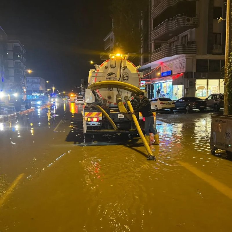 BAŞKAN AMAÇ SEL MAĞDURU VATANDAŞLARIN YANINDA Dörtyol’da etkili olan şiddetli sağanak yağışla birlikte kriz anında hızlı bir şekilde organize olan Dörtyol Belediye Başkanı Dr. Bahadır Amaç, tüm ekiplerini harekete geçirerek sahaya indi. Başkan Amaç, gece boyunca Dörtyol Kaymakamı Mehmet Keklik, HATSU, Hatay Büyükşehir Belediyesi ekipleri, emniyet güçleri ve Dörtyol Belediyesi’nin saha personeli ile birlikte çalışmaların başında yer aldı. İlçedeki kritik noktalarda su tahliyesi, yol temizliği ve vatandaşların güvenliği için koordineli bir mücadele yürütüldü. KURUMLAR ARASI GÜÇLÜ İŞ BİRLİĞİ ÖRNEK OLDU Yağışın etkili olduğu bölgelerde ekiplerin anında müdahalesi sayesinde olası can ve mal kayıplarının önüne geçilirken, Başkan Amaç da sahada vatandaşlarla birebir görüşerek geçmiş olsun dileklerini iletti. Başkan Amaç, “Dörtyol’un sorunlarının çözümü noktasında kurumlarımızla iş birliği içinde çalışmalarımızı aralıksız sürdürüyoruz. Bu süreçte gösterilen dayanışma ve özveri, birlik ruhumuzun en güzel göstergesidir” dedi. “TÜM HALKIMIZA GEÇMİŞ OLSUN” Vatandaşların mağduriyet yaşamaması adına tüm imkânlarını seferber ettiklerini belirten Başkan Amaç, selden etkilenen bölgelerde temizlik ve onarım çalışmalarının sabahın ilk ışıklarına kadar sürdüğünü ifade etti. Dörtyol Belediyesi’nin, Büyükşehir ve HATSU ekipleriyle koordineli çalıştığını vurgulayan Amaç, “Bu tür afetlerde en önemli unsur hızlı müdahaledir. Biz de tüm kurumlarımızla birlikte sahadaydık, halkımızın yanında olduk. Tüm hemşerilerimize geçmiş olsun dileklerimizi iletiyorum” diyerek dayanışma mesajı verdi. Belediye yetkilileri, vatandaşlara özellikle yoğun yağış dönemlerinde dere yatakları ve riskli bölgelerden uzak durmaları çağrısında bulundu. Başkan Amaç, ekiplerin teyakkuz halinde olduğunu belirterek, “Dörtyol’umuzun güvenliği için 7/24 görevdeyiz. Gerekli tüm önlemleri almaya devam edeceğiz” dedi.