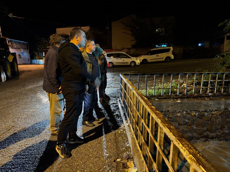 BAŞKAN AMAÇ SEL MAĞDURU VATANDAŞLARIN YANINDA Dörtyol’da etkili olan şiddetli sağanak yağışla birlikte kriz anında hızlı bir şekilde organize olan Dörtyol Belediye Başkanı Dr. Bahadır Amaç, tüm ekiplerini harekete geçirerek sahaya indi. Başkan Amaç, gece boyunca Dörtyol Kaymakamı Mehmet Keklik, HATSU, Hatay Büyükşehir Belediyesi ekipleri, emniyet güçleri ve Dörtyol Belediyesi’nin saha personeli ile birlikte çalışmaların başında yer aldı. İlçedeki kritik noktalarda su tahliyesi, yol temizliği ve vatandaşların güvenliği için koordineli bir mücadele yürütüldü. KURUMLAR ARASI GÜÇLÜ İŞ BİRLİĞİ ÖRNEK OLDU Yağışın etkili olduğu bölgelerde ekiplerin anında müdahalesi sayesinde olası can ve mal kayıplarının önüne geçilirken, Başkan Amaç da sahada vatandaşlarla birebir görüşerek geçmiş olsun dileklerini iletti. Başkan Amaç, “Dörtyol’un sorunlarının çözümü noktasında kurumlarımızla iş birliği içinde çalışmalarımızı aralıksız sürdürüyoruz. Bu süreçte gösterilen dayanışma ve özveri, birlik ruhumuzun en güzel göstergesidir” dedi. “TÜM HALKIMIZA GEÇMİŞ OLSUN” Vatandaşların mağduriyet yaşamaması adına tüm imkânlarını seferber ettiklerini belirten Başkan Amaç, selden etkilenen bölgelerde temizlik ve onarım çalışmalarının sabahın ilk ışıklarına kadar sürdüğünü ifade etti. Dörtyol Belediyesi’nin, Büyükşehir ve HATSU ekipleriyle koordineli çalıştığını vurgulayan Amaç, “Bu tür afetlerde en önemli unsur hızlı müdahaledir. Biz de tüm kurumlarımızla birlikte sahadaydık, halkımızın yanında olduk. Tüm hemşerilerimize geçmiş olsun dileklerimizi iletiyorum” diyerek dayanışma mesajı verdi. Belediye yetkilileri, vatandaşlara özellikle yoğun yağış dönemlerinde dere yatakları ve riskli bölgelerden uzak durmaları çağrısında bulundu. Başkan Amaç, ekiplerin teyakkuz halinde olduğunu belirterek, “Dörtyol’umuzun güvenliği için 7/24 görevdeyiz. Gerekli tüm önlemleri almaya devam edeceğiz” dedi.