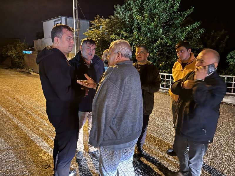 BAŞKAN AMAÇ SEL MAĞDURU VATANDAŞLARIN YANINDA Dörtyol’da etkili olan şiddetli sağanak yağışla birlikte kriz anında hızlı bir şekilde organize olan Dörtyol Belediye Başkanı Dr. Bahadır Amaç, tüm ekiplerini harekete geçirerek sahaya indi. Başkan Amaç, gece boyunca Dörtyol Kaymakamı Mehmet Keklik, HATSU, Hatay Büyükşehir Belediyesi ekipleri, emniyet güçleri ve Dörtyol Belediyesi’nin saha personeli ile birlikte çalışmaların başında yer aldı. İlçedeki kritik noktalarda su tahliyesi, yol temizliği ve vatandaşların güvenliği için koordineli bir mücadele yürütüldü. KURUMLAR ARASI GÜÇLÜ İŞ BİRLİĞİ ÖRNEK OLDU Yağışın etkili olduğu bölgelerde ekiplerin anında müdahalesi sayesinde olası can ve mal kayıplarının önüne geçilirken, Başkan Amaç da sahada vatandaşlarla birebir görüşerek geçmiş olsun dileklerini iletti. Başkan Amaç, “Dörtyol’un sorunlarının çözümü noktasında kurumlarımızla iş birliği içinde çalışmalarımızı aralıksız sürdürüyoruz. Bu süreçte gösterilen dayanışma ve özveri, birlik ruhumuzun en güzel göstergesidir” dedi. “TÜM HALKIMIZA GEÇMİŞ OLSUN” Vatandaşların mağduriyet yaşamaması adına tüm imkânlarını seferber ettiklerini belirten Başkan Amaç, selden etkilenen bölgelerde temizlik ve onarım çalışmalarının sabahın ilk ışıklarına kadar sürdüğünü ifade etti. Dörtyol Belediyesi’nin, Büyükşehir ve HATSU ekipleriyle koordineli çalıştığını vurgulayan Amaç, “Bu tür afetlerde en önemli unsur hızlı müdahaledir. Biz de tüm kurumlarımızla birlikte sahadaydık, halkımızın yanında olduk. Tüm hemşerilerimize geçmiş olsun dileklerimizi iletiyorum” diyerek dayanışma mesajı verdi. Belediye yetkilileri, vatandaşlara özellikle yoğun yağış dönemlerinde dere yatakları ve riskli bölgelerden uzak durmaları çağrısında bulundu. Başkan Amaç, ekiplerin teyakkuz halinde olduğunu belirterek, “Dörtyol’umuzun güvenliği için 7/24 görevdeyiz. Gerekli tüm önlemleri almaya devam edeceğiz” dedi.