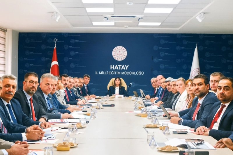 Millî Eğitim Bakanlığı İnşaat ve Emlak Genel Müdürü Aynur Gökalp Durna, deprem bölgesinde yürütülen eğitim yatırımlarını değerlendirmek amacıyla Hatay’a önemli bir ziyaret gerçekleştirdi.