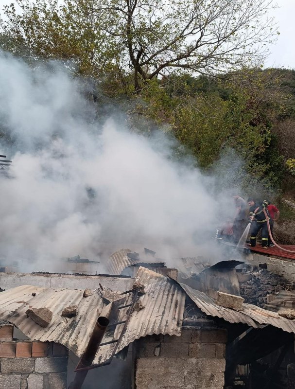 Hatay’da metruk bina küle döndü