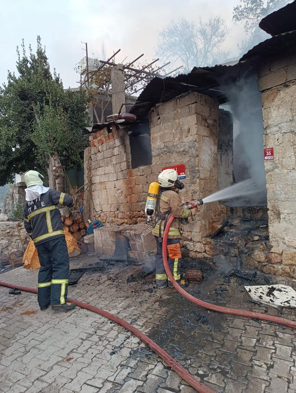 Hatay’da metruk bina küle döndü