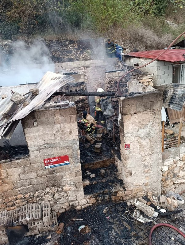 Hatay’da metruk bina küle döndü