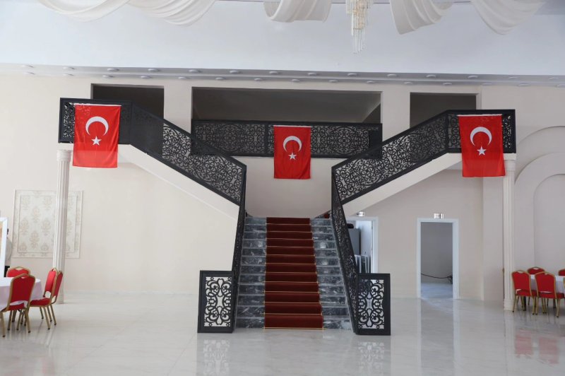 ALTINÖZÜ’NDE MODERN DÜĞÜN SALONU AÇILDI