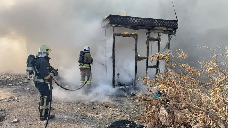 Hatay’da taksi durağı yangında küle döndü
