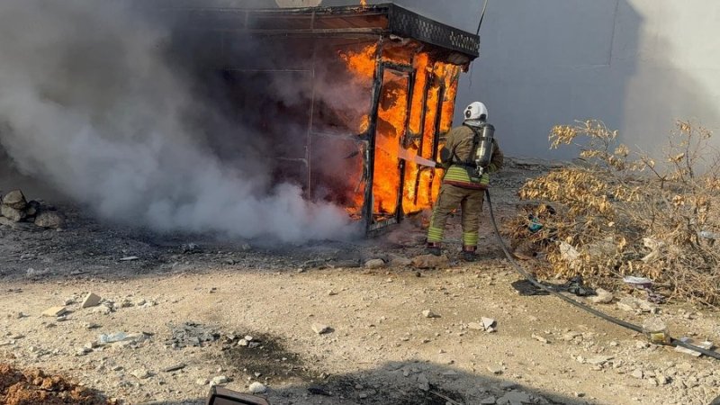 Hatay’da taksi durağı yangında küle döndü