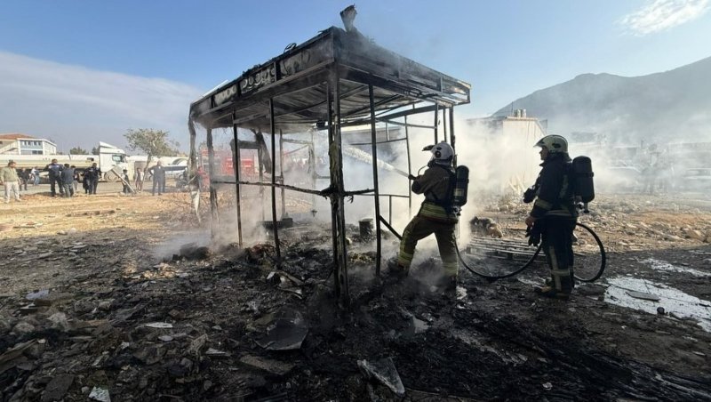 Hatay’da taksi durağı yangında küle döndü