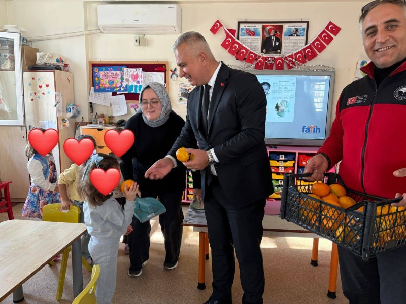 Hatay’da ilkokul öğrencilerine turunçgil dağıtıldı