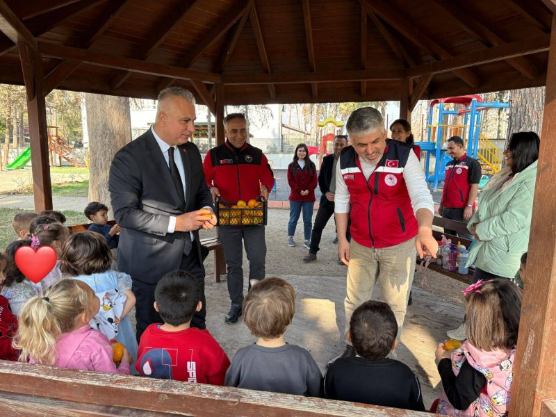 Hatay’da ilkokul öğrencilerine turunçgil dağıtıldı