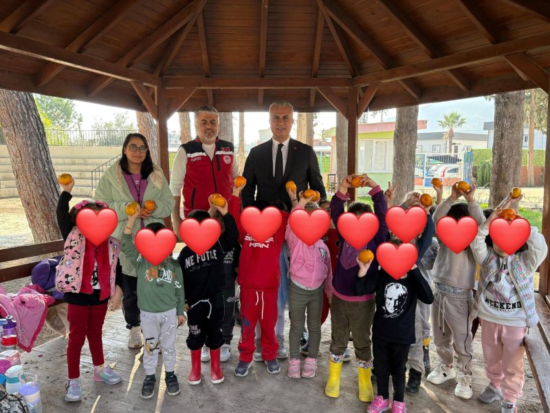 Hatay’da ilkokul öğrencilerine turunçgil dağıtıldı 