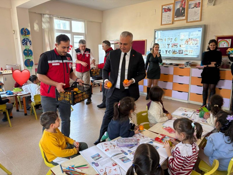 Hatay’da ilkokul öğrencilerine turunçgil dağıtıldı 