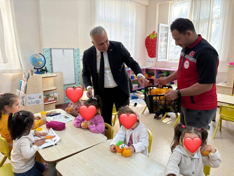 Hatay’da ilkokul öğrencilerine turunçgil dağıtıldı