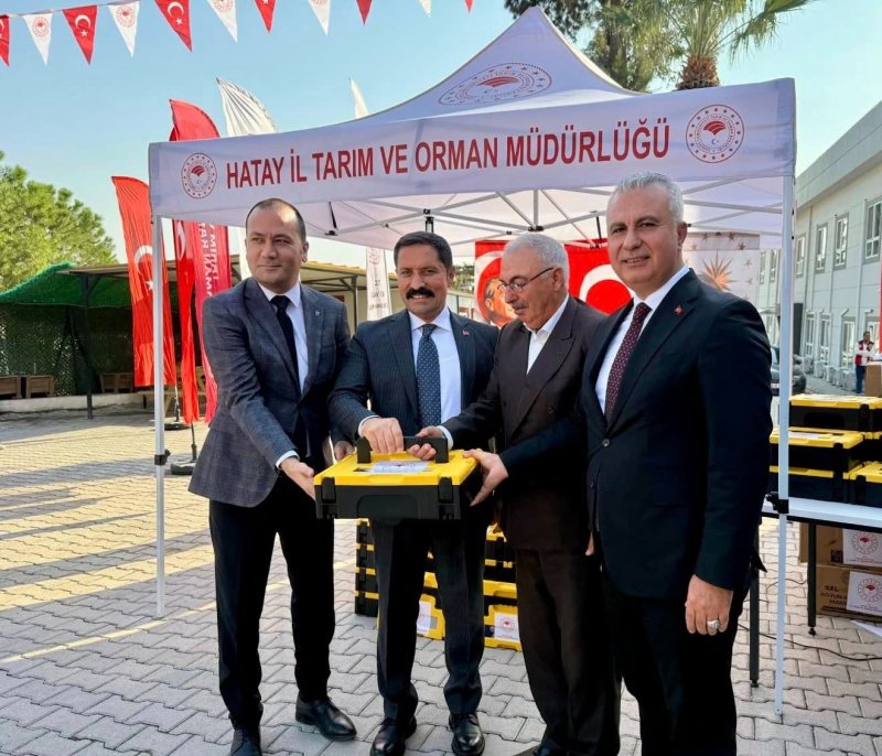 HATAYLI ÇİFTÇİLERE KIRKMA MAKİNELERİ DAĞITILDI