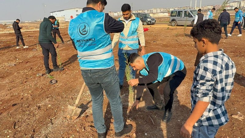 Hatay’da Ülkücüler Alparslan Türkeş’in anısına 108 fidan dikti Hatay’da Ülkü Ocakları üyeleri, İl Başkanı Mehmet Sinan Çelik öncülüğünde Başbuğ Alparslan Türkeş’in 108. doğum günü dolayısıyla Reyhanlı’da 108 adet fidan toprakla buluşturdu. İl Başkanı Çelik, dikilen her bir fidanın, “Başbuğumuzun ülküsünü ve mirasını nesilden nesile aktaracak mukaddes bir emanet” olduğunu vurgulayarak, bu anlamlı çalışmaya destek veren Hatay Orman Bölge Müdürlüğüne teşekkürlerini iletti. Gerçekleştirilen fidan dikimi, hem çevre bilincinin güçlendirilmesi hem de milli ve manevi değerlere bağlı nesiller yetiştirilmesi adına önemli bir adım olarak değerlendirildi. Ülkü Ocakları teşkilatları, bu tür sosyal ve çevresel faaliyetlerle topluma katkı sunmaya devam edeceklerini belirtti.