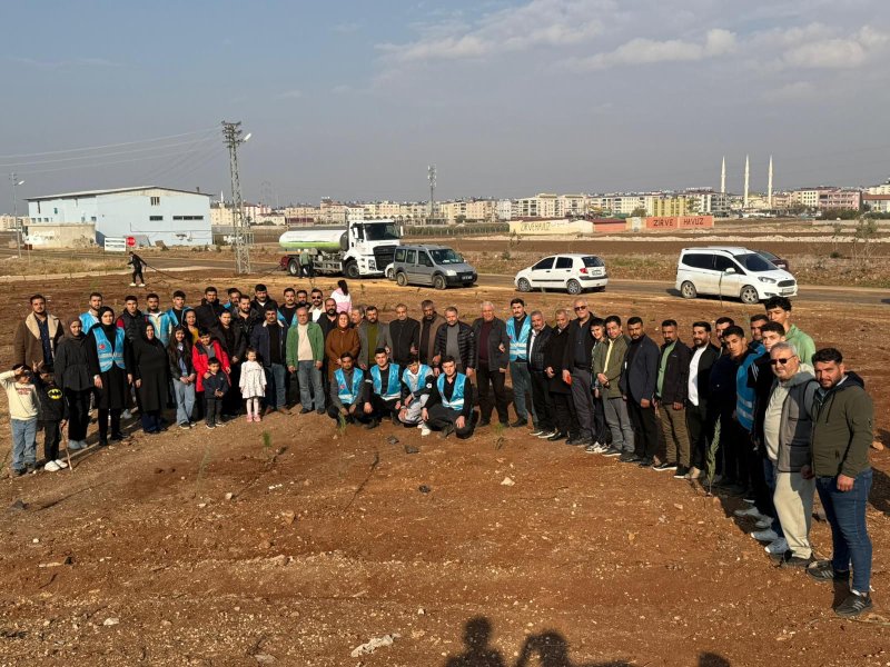 Hatay’da Ülkücüler Alparslan Türkeş’in anısına 108 fidan dikti Hatay’da Ülkü Ocakları üyeleri, İl Başkanı Mehmet Sinan Çelik öncülüğünde Başbuğ Alparslan Türkeş’in 108. doğum günü dolayısıyla Reyhanlı’da 108 adet fidan toprakla buluşturdu. İl Başkanı Çelik, dikilen her bir fidanın, “Başbuğumuzun ülküsünü ve mirasını nesilden nesile aktaracak mukaddes bir emanet” olduğunu vurgulayarak, bu anlamlı çalışmaya destek veren Hatay Orman Bölge Müdürlüğüne teşekkürlerini iletti. Gerçekleştirilen fidan dikimi, hem çevre bilincinin güçlendirilmesi hem de milli ve manevi değerlere bağlı nesiller yetiştirilmesi adına önemli bir adım olarak değerlendirildi. Ülkü Ocakları teşkilatları, bu tür sosyal ve çevresel faaliyetlerle topluma katkı sunmaya devam edeceklerini belirtti.