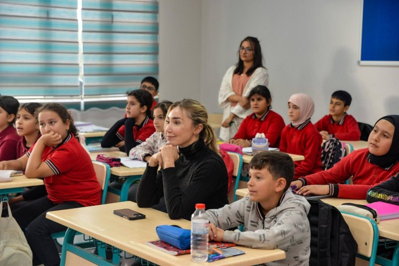 Rekortmen sporcu Şahika Ercümen Hatay’da öğrencilerle buluştu 