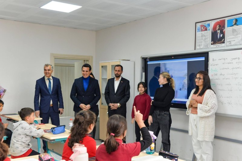 Rekortmen sporcu Şahika Ercümen Hatay’da öğrencilerle buluştu 