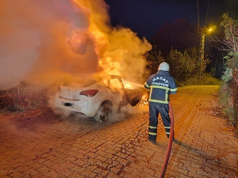 Defne’de araç yangını meydana geldi 