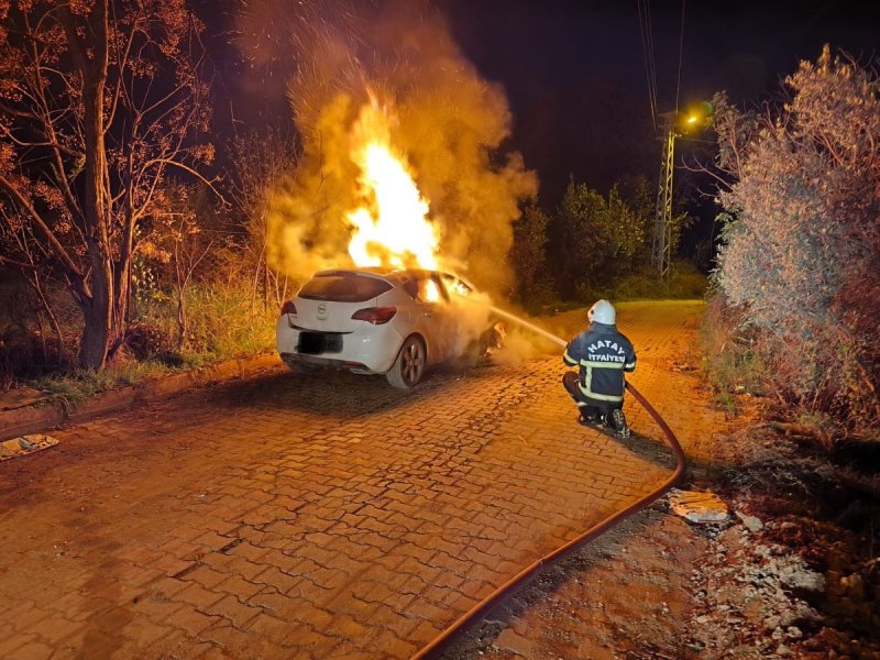 Defne’de araç yangını meydana geldi