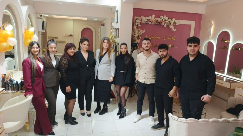 Cumhuriyet Halk Partisi Hatay Milletvekili Mehmet Güzelmansur, CHP Antakya Kadın Kolları Başkanı Şükran Koçak, CHP önceki dönem İskenderun Belediye Başkan Adayı Yılmaz Şahutoğlu, Hatay Sevgi ve Şefkate Muhtaç Çocukları Koruma Derneği Başkanı Serpil Öğüt, Serinyol Esnaf ve Sanatkârlar Odası Başkanı Mehmet Karamutlu