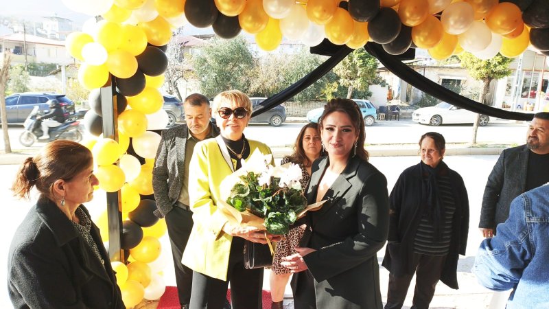 Cumhuriyet Halk Partisi Hatay Milletvekili Mehmet Güzelmansur, CHP Antakya Kadın Kolları Başkanı Şükran Koçak, CHP önceki dönem İskenderun Belediye Başkan Adayı Yılmaz Şahutoğlu, Hatay Sevgi ve Şefkate Muhtaç Çocukları Koruma Derneği Başkanı Serpil Öğüt, Serinyol Esnaf ve Sanatkârlar Odası Başkanı Mehmet Karamutlu