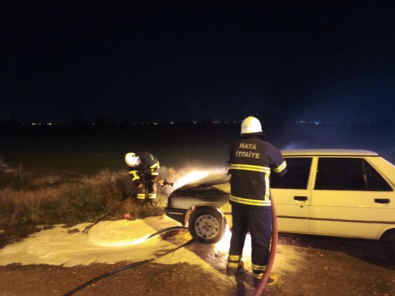 Antakya’da araç yangında hasar aldı