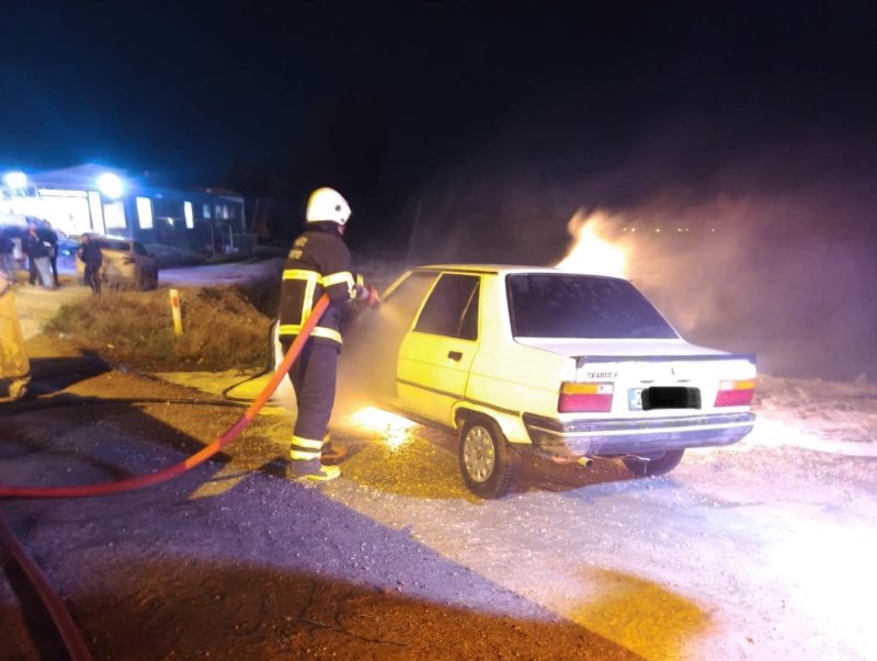 Antakya’da araç yangında hasar aldı