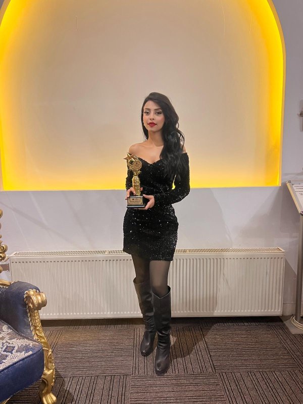 ÜMRAN ASLAN MESLEKİ BAŞARISINI KAPADOKYA’DA TAÇLANDIRDI Güzellik ve cilt bakımı alanındaki bilgi birikimi ve uygulama deneyimiyle öne çıkan Ümran Aslan, Kapadokya’da düzenlenen prestijli organizasyonda leke tedavileri üzerine eğitim vererek mesleki başarısını bir kez daha ortaya koydu. Aslan, Antakya’daki işletmesinde profesyonel hizmet sunmayı sürdürüyor. KAPADOKYA’DA LEKE TEDAVİLERİ ÜZERİNE EĞİTİM VERDİ Kapadokya’da gerçekleştirilen üst düzey mesleki organizasyonda eğitmen olarak sahne alan Ümran Aslan, güneş lekeleri, doğum lekeleri ve ciltte oluşan kalıcı lekeler üzerine kapsamlı bir eğitim programı sundu. Eğitim kapsamında leke oluşum nedenleri, doğru analiz yöntemleri ve kalıcı sonuçlar elde edilmesine yönelik profesyonel uygulamalar detaylarıyla ele alındı. YOSUN PEELING UYGULAMALARI ANLATILDI Eğitim içeriğinde doğal yöntemlere de yer veren Ümran Aslan, yosun peeling uygulamalarının leke tedavilerindeki etkisini, doğru kullanım aşamalarını ve cilt tipine göre planlama süreçlerini katılımcılarla paylaştı. Program, teori ve pratik bilgilerin bir arada sunulmasıyla yoğun ilgi gördü. DENEYİM EĞİTİM SAHASINA AKTARILDI Uzun yıllara dayanan saha tecrübesini eğitim sürecine yansıtan Aslan, leke tedavilerinde bilinçsiz uygulamaların ciltte kalıcı hasarlara yol açabileceğine dikkat çekerek, uzmanlık ve doğru teknik kullanımının önemini vurguladı. Eğitim sonunda katılımcıların mesleki donanımını artırmaya yönelik değerlendirmeler yapıldı. ANTAKYA’DA GENİŞ HİZMET YELPAZESİ SUNUYOR Kapadokya’daki eğitim programının ardından çalışmalarına Antakya’da devam eden Ümran Aslan, işletmesinde lazer epilasyon, kuaför hizmetleri, leke tedavileri, cilt bakımı, bölgesel incelme, dövme silme ve protez tırnak uygulamalarını profesyonel standartlarda gerçekleştiriyor. İŞLETME ADRESİ VE RANDEVU BİLGİLERİ PAYLAŞILDI Ümran Aslan’ın hizmet verdiği güzellik merkezi, Küçükdalyan Mahallesi Atatürk Caddesi Çolakoğlu Otomotiv yanı 128/2B Antakya/Hatay adresinde bulunuyor. Randevu almak isteyenler 0 551 504 34 03 numaralı telefondan merkeze ulaşabiliyor.