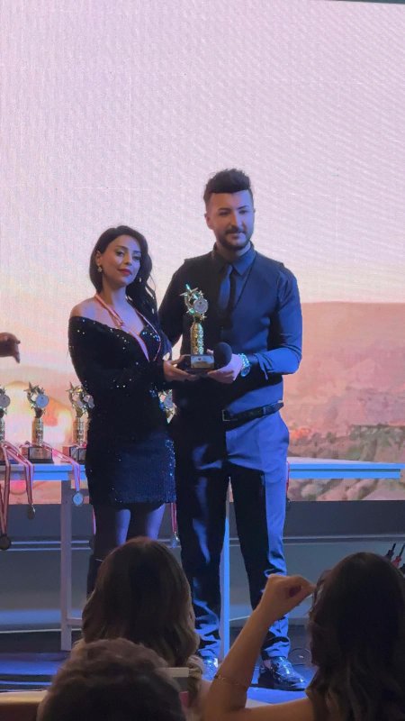 ÜMRAN ASLAN MESLEKİ BAŞARISINI KAPADOKYA’DA TAÇLANDIRDI Güzellik ve cilt bakımı alanındaki bilgi birikimi ve uygulama deneyimiyle öne çıkan Ümran Aslan, Kapadokya’da düzenlenen prestijli organizasyonda leke tedavileri üzerine eğitim vererek mesleki başarısını bir kez daha ortaya koydu. Aslan, Antakya’daki işletmesinde profesyonel hizmet sunmayı sürdürüyor. KAPADOKYA’DA LEKE TEDAVİLERİ ÜZERİNE EĞİTİM VERDİ Kapadokya’da gerçekleştirilen üst düzey mesleki organizasyonda eğitmen olarak sahne alan Ümran Aslan, güneş lekeleri, doğum lekeleri ve ciltte oluşan kalıcı lekeler üzerine kapsamlı bir eğitim programı sundu. Eğitim kapsamında leke oluşum nedenleri, doğru analiz yöntemleri ve kalıcı sonuçlar elde edilmesine yönelik profesyonel uygulamalar detaylarıyla ele alındı. YOSUN PEELING UYGULAMALARI ANLATILDI Eğitim içeriğinde doğal yöntemlere de yer veren Ümran Aslan, yosun peeling uygulamalarının leke tedavilerindeki etkisini, doğru kullanım aşamalarını ve cilt tipine göre planlama süreçlerini katılımcılarla paylaştı. Program, teori ve pratik bilgilerin bir arada sunulmasıyla yoğun ilgi gördü. DENEYİM EĞİTİM SAHASINA AKTARILDI Uzun yıllara dayanan saha tecrübesini eğitim sürecine yansıtan Aslan, leke tedavilerinde bilinçsiz uygulamaların ciltte kalıcı hasarlara yol açabileceğine dikkat çekerek, uzmanlık ve doğru teknik kullanımının önemini vurguladı. Eğitim sonunda katılımcıların mesleki donanımını artırmaya yönelik değerlendirmeler yapıldı. ANTAKYA’DA GENİŞ HİZMET YELPAZESİ SUNUYOR Kapadokya’daki eğitim programının ardından çalışmalarına Antakya’da devam eden Ümran Aslan, işletmesinde lazer epilasyon, kuaför hizmetleri, leke tedavileri, cilt bakımı, bölgesel incelme, dövme silme ve protez tırnak uygulamalarını profesyonel standartlarda gerçekleştiriyor. İŞLETME ADRESİ VE RANDEVU BİLGİLERİ PAYLAŞILDI Ümran Aslan’ın hizmet verdiği güzellik merkezi, Küçükdalyan Mahallesi Atatürk Caddesi Çolakoğlu Otomotiv yanı 128/2B Antakya/Hatay adresinde bulunuyor. Randevu almak isteyenler 0 551 504 34 03 numaralı telefondan merkeze ulaşabiliyor.