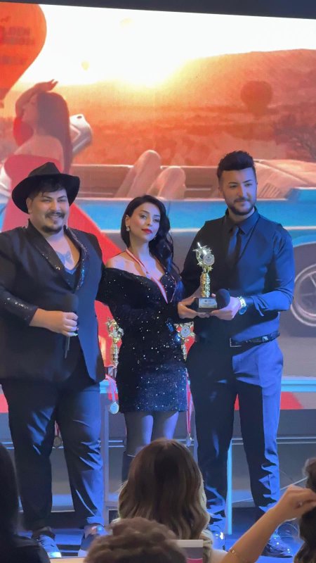 ÜMRAN ASLAN MESLEKİ BAŞARISINI KAPADOKYA’DA TAÇLANDIRDI Güzellik ve cilt bakımı alanındaki bilgi birikimi ve uygulama deneyimiyle öne çıkan Ümran Aslan, Kapadokya’da düzenlenen prestijli organizasyonda leke tedavileri üzerine eğitim vererek mesleki başarısını bir kez daha ortaya koydu. Aslan, Antakya’daki işletmesinde profesyonel hizmet sunmayı sürdürüyor. KAPADOKYA’DA LEKE TEDAVİLERİ ÜZERİNE EĞİTİM VERDİ Kapadokya’da gerçekleştirilen üst düzey mesleki organizasyonda eğitmen olarak sahne alan Ümran Aslan, güneş lekeleri, doğum lekeleri ve ciltte oluşan kalıcı lekeler üzerine kapsamlı bir eğitim programı sundu. Eğitim kapsamında leke oluşum nedenleri, doğru analiz yöntemleri ve kalıcı sonuçlar elde edilmesine yönelik profesyonel uygulamalar detaylarıyla ele alındı. YOSUN PEELING UYGULAMALARI ANLATILDI Eğitim içeriğinde doğal yöntemlere de yer veren Ümran Aslan, yosun peeling uygulamalarının leke tedavilerindeki etkisini, doğru kullanım aşamalarını ve cilt tipine göre planlama süreçlerini katılımcılarla paylaştı. Program, teori ve pratik bilgilerin bir arada sunulmasıyla yoğun ilgi gördü. DENEYİM EĞİTİM SAHASINA AKTARILDI Uzun yıllara dayanan saha tecrübesini eğitim sürecine yansıtan Aslan, leke tedavilerinde bilinçsiz uygulamaların ciltte kalıcı hasarlara yol açabileceğine dikkat çekerek, uzmanlık ve doğru teknik kullanımının önemini vurguladı. Eğitim sonunda katılımcıların mesleki donanımını artırmaya yönelik değerlendirmeler yapıldı. ANTAKYA’DA GENİŞ HİZMET YELPAZESİ SUNUYOR Kapadokya’daki eğitim programının ardından çalışmalarına Antakya’da devam eden Ümran Aslan, işletmesinde lazer epilasyon, kuaför hizmetleri, leke tedavileri, cilt bakımı, bölgesel incelme, dövme silme ve protez tırnak uygulamalarını profesyonel standartlarda gerçekleştiriyor. İŞLETME ADRESİ VE RANDEVU BİLGİLERİ PAYLAŞILDI Ümran Aslan’ın hizmet verdiği güzellik merkezi, Küçükdalyan Mahallesi Atatürk Caddesi Çolakoğlu Otomotiv yanı 128/2B Antakya/Hatay adresinde bulunuyor. Randevu almak isteyenler 0 551 504 34 03 numaralı telefondan merkeze ulaşabiliyor.