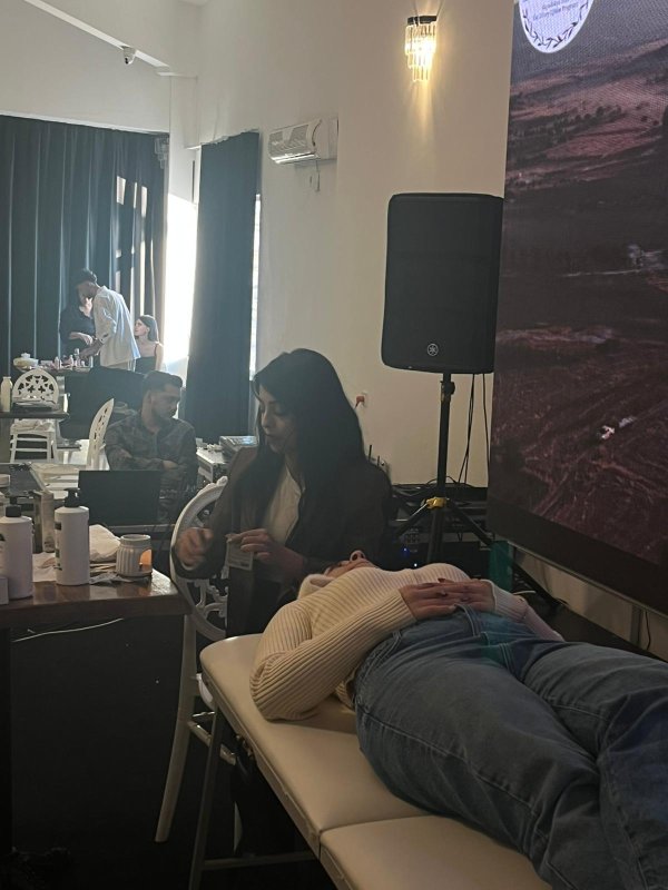 ÜMRAN ASLAN MESLEKİ BAŞARISINI KAPADOKYA’DA TAÇLANDIRDI Güzellik ve cilt bakımı alanındaki bilgi birikimi ve uygulama deneyimiyle öne çıkan Ümran Aslan, Kapadokya’da düzenlenen prestijli organizasyonda leke tedavileri üzerine eğitim vererek mesleki başarısını bir kez daha ortaya koydu. Aslan, Antakya’daki işletmesinde profesyonel hizmet sunmayı sürdürüyor. KAPADOKYA’DA LEKE TEDAVİLERİ ÜZERİNE EĞİTİM VERDİ Kapadokya’da gerçekleştirilen üst düzey mesleki organizasyonda eğitmen olarak sahne alan Ümran Aslan, güneş lekeleri, doğum lekeleri ve ciltte oluşan kalıcı lekeler üzerine kapsamlı bir eğitim programı sundu. Eğitim kapsamında leke oluşum nedenleri, doğru analiz yöntemleri ve kalıcı sonuçlar elde edilmesine yönelik profesyonel uygulamalar detaylarıyla ele alındı. YOSUN PEELING UYGULAMALARI ANLATILDI Eğitim içeriğinde doğal yöntemlere de yer veren Ümran Aslan, yosun peeling uygulamalarının leke tedavilerindeki etkisini, doğru kullanım aşamalarını ve cilt tipine göre planlama süreçlerini katılımcılarla paylaştı. Program, teori ve pratik bilgilerin bir arada sunulmasıyla yoğun ilgi gördü. DENEYİM EĞİTİM SAHASINA AKTARILDI Uzun yıllara dayanan saha tecrübesini eğitim sürecine yansıtan Aslan, leke tedavilerinde bilinçsiz uygulamaların ciltte kalıcı hasarlara yol açabileceğine dikkat çekerek, uzmanlık ve doğru teknik kullanımının önemini vurguladı. Eğitim sonunda katılımcıların mesleki donanımını artırmaya yönelik değerlendirmeler yapıldı. ANTAKYA’DA GENİŞ HİZMET YELPAZESİ SUNUYOR Kapadokya’daki eğitim programının ardından çalışmalarına Antakya’da devam eden Ümran Aslan, işletmesinde lazer epilasyon, kuaför hizmetleri, leke tedavileri, cilt bakımı, bölgesel incelme, dövme silme ve protez tırnak uygulamalarını profesyonel standartlarda gerçekleştiriyor. İŞLETME ADRESİ VE RANDEVU BİLGİLERİ PAYLAŞILDI Ümran Aslan’ın hizmet verdiği güzellik merkezi, Küçükdalyan Mahallesi Atatürk Caddesi Çolakoğlu Otomotiv yanı 128/2B Antakya/Hatay adresinde bulunuyor. Randevu almak isteyenler 0 551 504 34 03 numaralı telefondan merkeze ulaşabiliyor.