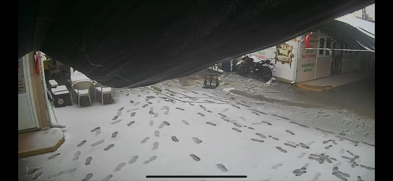 Hatay’da konteyner çarşının brandaları karın ağırlığıyla yırtıldı