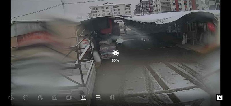 Hatay’da konteyner çarşının brandaları karın ağırlığıyla yırtıldı