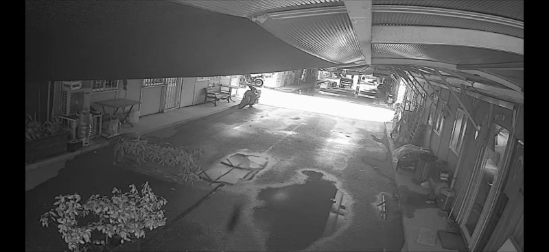 Hatay’da konteyner çarşının brandaları karın ağırlığıyla yırtıldı