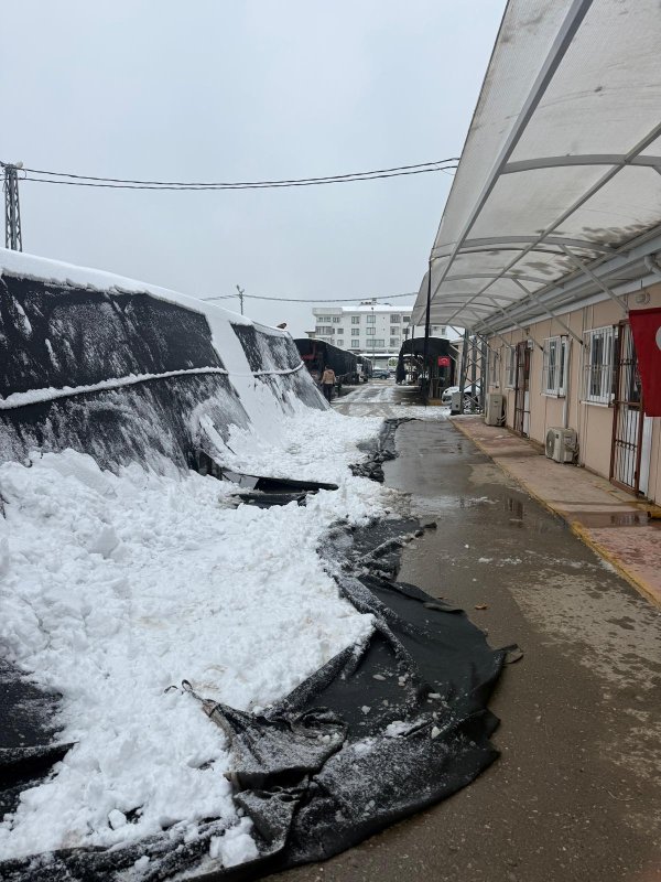 Hatay’da konteyner çarşının brandaları karın ağırlığıyla yırtıldı