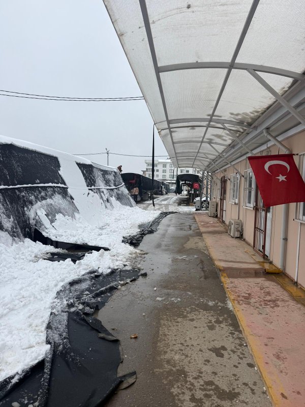 Hatay’da konteyner çarşının brandaları karın ağırlığıyla yırtıldı