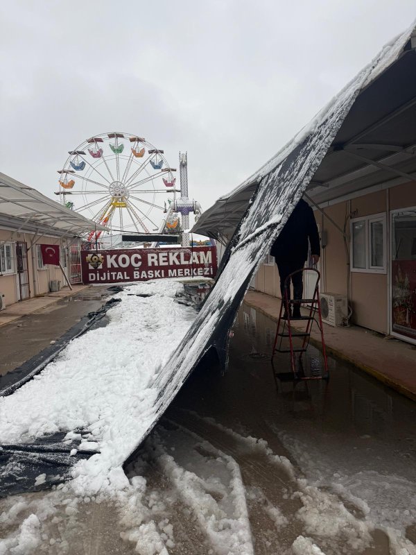 Hatay’da konteyner çarşının brandaları karın ağırlığıyla yırtıldı