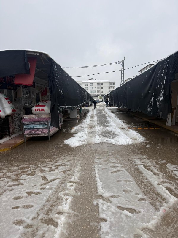 Hatay’da konteyner çarşının brandaları karın ağırlığıyla yırtıldı