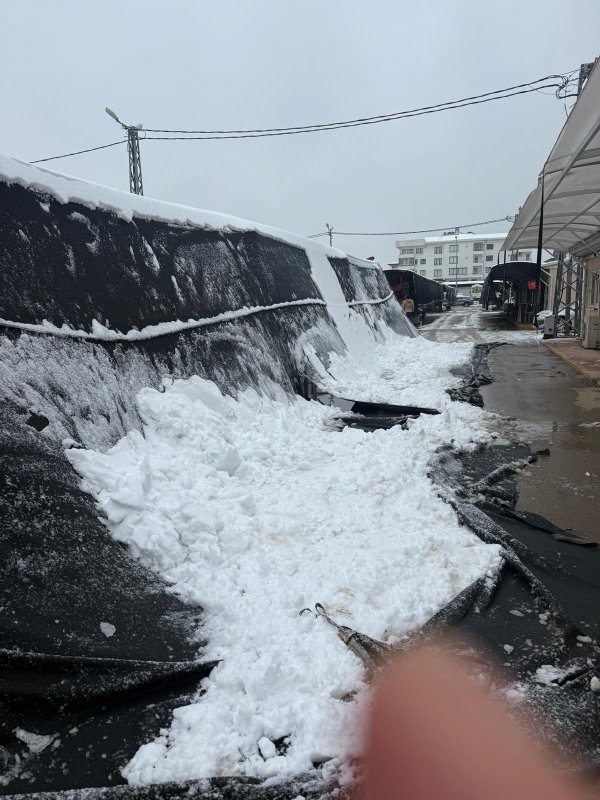 Hatay’da konteyner çarşının brandaları karın ağırlığıyla yırtıldı