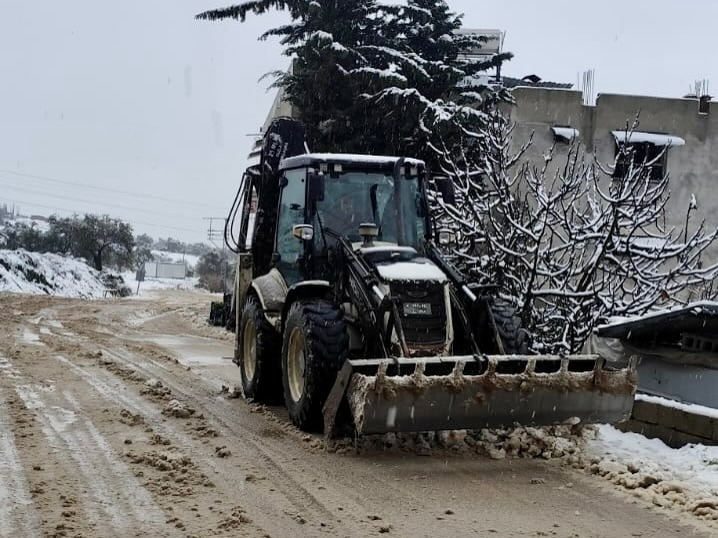 Hatay’da kar küreme çalışmaları sürüyor 