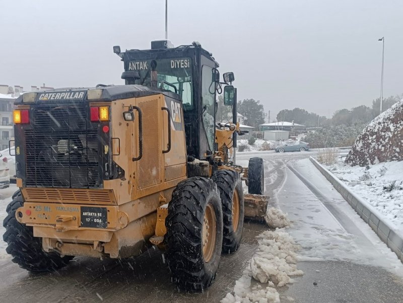 Hatay’da kar küreme çalışmaları sürüyor 