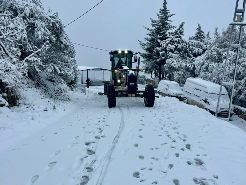 Hatay’da kar küreme çalışmaları sürüyor 
